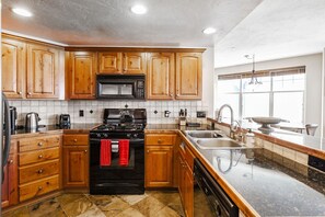 Well stocked kitchen - Convenient spot at the entrance to Park City (Park City)