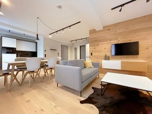 43-tums platt-tv med satellitkanaler, tv och golvvärme