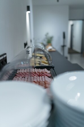 Petit déjeuner buffet (17.50 EUR par personne)