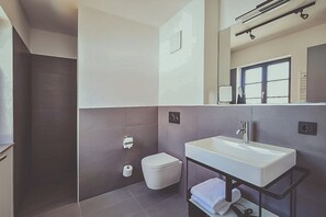 Douche, douche à « effet pluie », sÚche-cheveux, peignoirs