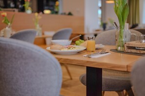 Se ofrece un desayuno bufé todos los días (por un coste adicional)