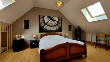 3 bedrooms, desk, travel cot, free WiFi