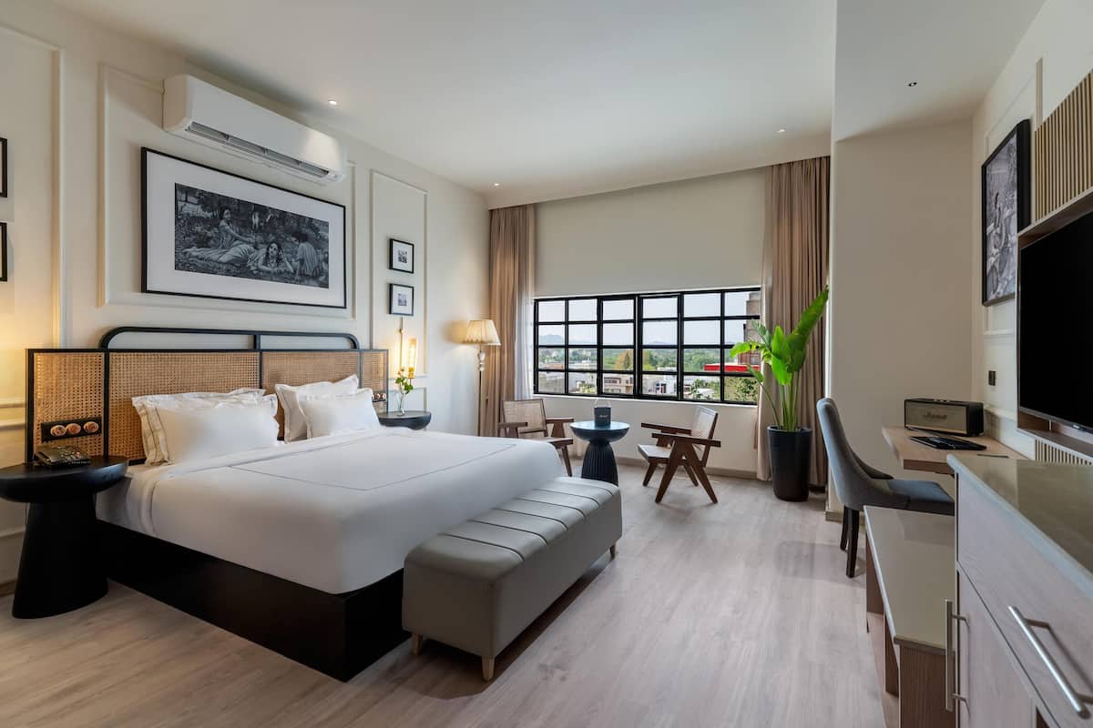 Premium Courtyard Suites with bath tub | Minibar, tabla de planchar con plancha, wifi gratis y ropa de cama