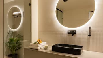 Executive Room | Badeværelse | Gratis toiletartikler, hårtørrer, hjemmesko, Sæbe