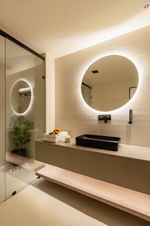 Executive Room | Badkamer | Gratis toiletartikelen, een haardroger, pantoffels, zeep