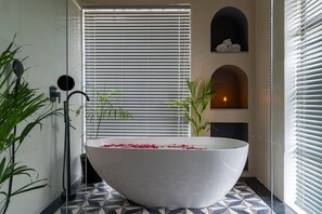 Premium suite | Badkamer | Gratis toiletartikelen, een haardroger, pantoffels, zeep