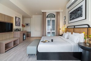 Premium suite | Een minibar, een strijkplank/strijkijzer, gratis wifi, beddengoed