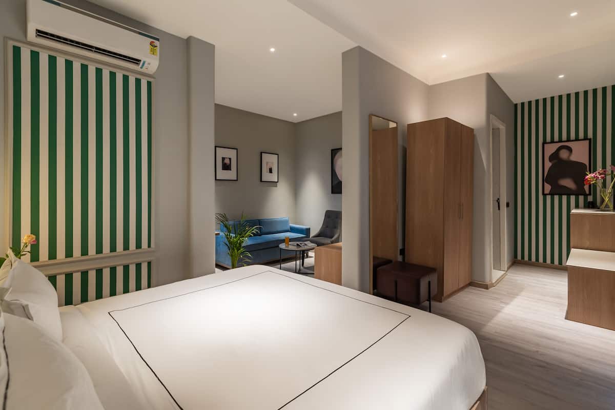 Courtyard Suites with City View bath tub | 1 chambre, minibar, fer et planche à repasser, accès au Wi-Fi (inclus)