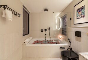 Executive Interconnected Family Suites | Bathroom