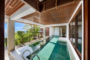 Minibar, in-room safe, desk, laptop workspace