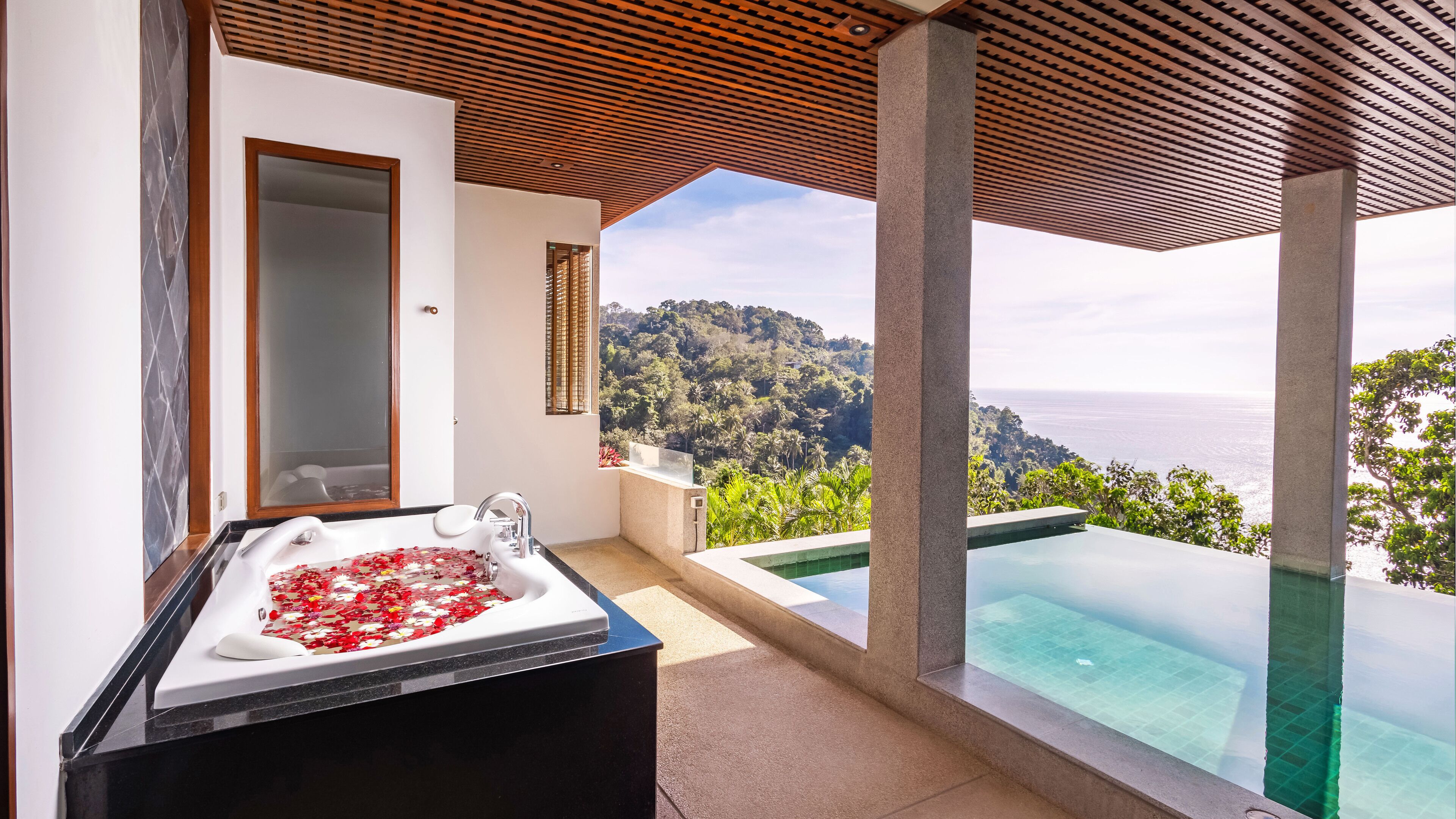 Minibar, safe på rommet, skrivebord og skrivebord for bærbar PC