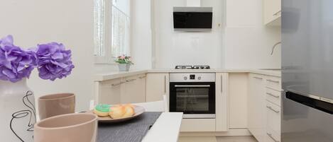 Geladeira, fogão, cooktop, talheres/pratos/utensílios de cozinha