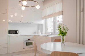 Fridge, microwave, stovetop, cookware/dishes/utensils