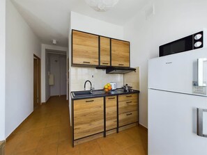 Réfrigérateur, micro-ondes, plaque de cuisson, bouilloire électrique