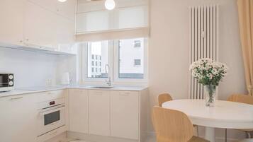 Frigorífico, microondas, horno y placa de cocina