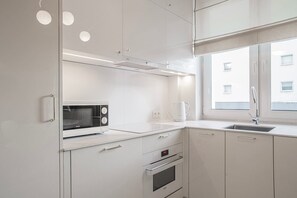 Refrigerador, microondas, parrilla de estufa y utensilios de cocina 