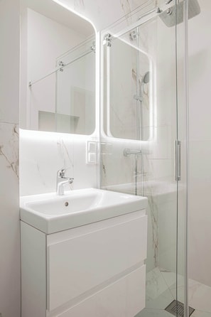 Shower, shampoo