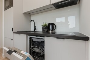 Fridge, microwave, stovetop, dishwasher - Marszałkowska 87 | Trendy Apartment | Desk (Warszawa)
