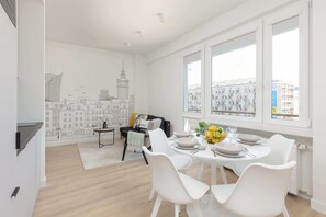 Dining - Marszałkowska 87 | Trendy Apartment | Desk (Warszawa)