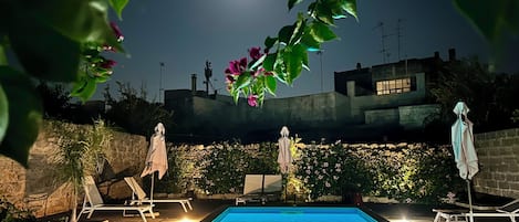 Una piscina al aire libre de temporada