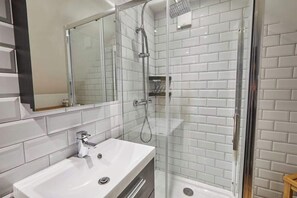 Shower, hair dryer, towels, shampoo - Host & Stay | Breckon Cottage (Whitby)
