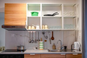 Réfrigérateur, un four, surface de cuisson, lave-vaisselle