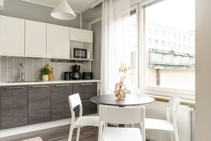 Apartamento | Cozinha privada | Geladeira grande, micro-ondas, fogão, cooktop