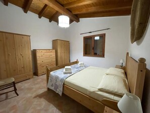 Bügeleisen/B ügelbrett, Reisekinderbett, kostenloses WLAN, Bettwäsche