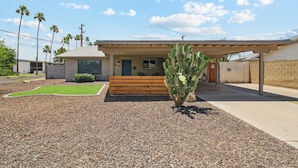 A house with a patio, a cactus, and a small garden. - Remodeled Gem w/ bocceball - 8 Minutes to Oldtown (Scottsdale)