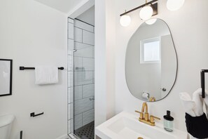 Combined shower/bathtub, hair dryer, towels - Remodeled Gem w/ bocceball - 8 Minutes to Oldtown (Scottsdale)