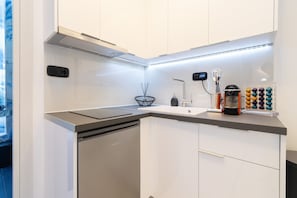 Cafetera y tetera, tetera eléctrica y utensilios de cocina 