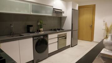 Réfrigérateur, micro-ondes, four, plaque de cuisson