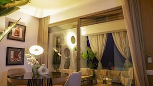 Una sala de estar moderna con una mesa de vidrio, asientos cómodos y vistas al exterior.