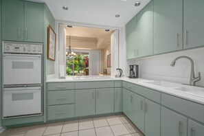 ثلاجة، ميكروويف، فرن، موقد طهي مسطح