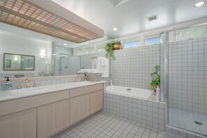 Badewanne, Haartrockner, Handtücher, Seife