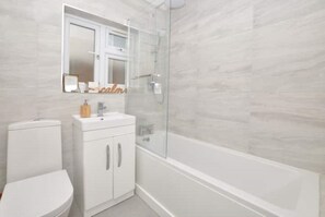 Hair dryer, towels, soap, toilet paper - Stunning 2 bedroom flat - station 2min walk zone2 (LONDON)