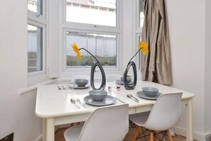 Dining - Stunning 2 bedroom flat - station 2min walk zone2 (LONDON)