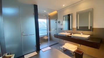 Shower, rainfall showerhead, free toiletries, hair dryer