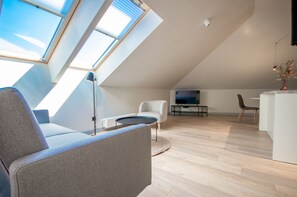 City Studio Suite | Living area | 55-cm Smart TV with cable channels, TV - InPoint Old Town - Studio with air-con (Kraków)