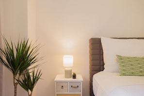 1 chambre, fer et planche à repasser, lit de bébé portatif