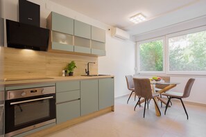 Kühlschrank, Mikrowelle, Ofen, Geschirrspüler