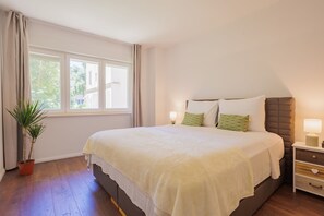 1 habitación, tabla de planchar con plancha y cuna de viaje 