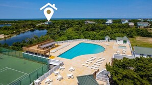 Un complexe hôtelier doté d’une grande piscine, de courts de tennis et offrant une vue sur l’océan.