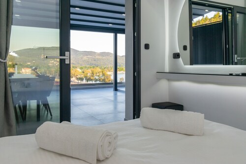 SithoniaRS Luxury 2nd Floor Roofgarden Apartment With Unique Seaview