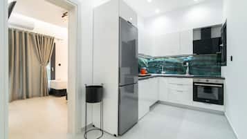 Frigorífic, forn, rentaplats i cafetera i tetera