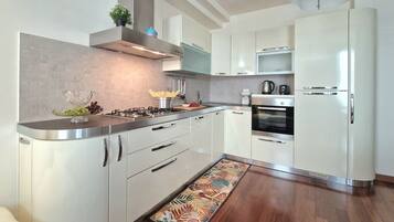 Kühlschrank, Mikrowelle, Ofen, Herdplatte