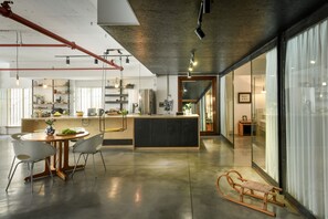 Full-sized fridge, microwave, oven, stovetop
