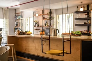 Full-sized fridge, microwave, oven, stovetop