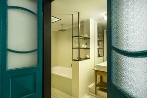 Deep soaking bathtub