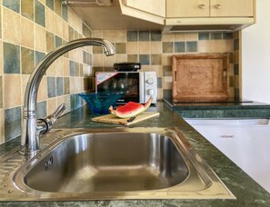 Réfrigérateur, micro-ondes, plaque de cuisson, bouilloire électrique